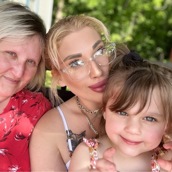 Meet your Posher, Robin. Thank you for stopping by and checking out my closet. - Picture 11 of 16